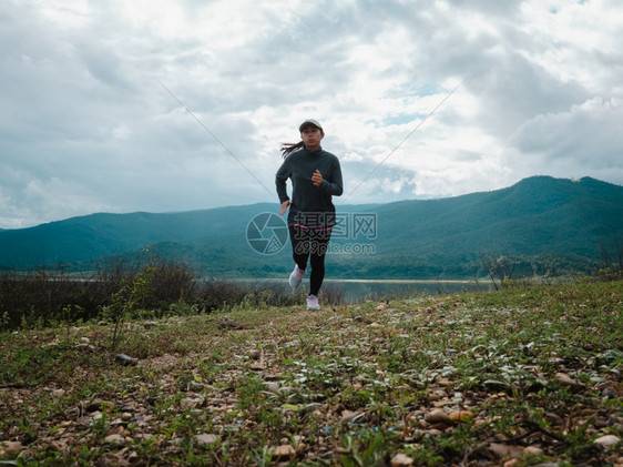 移动福利女运者在早上锻炼中自然运行的女跑者健康生活方式概念以保持健康的生活方式概念为基础请享用图片