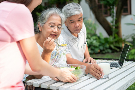 紊乱营养厌恶亚洲年长妇女厌食不愉快对饭说老年人与家生活在一起照顾者尽量喂饱食物老年妇女没有胃口保健和老年照顾者概念图片