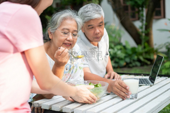 紊乱营养厌恶亚洲年长妇女厌食不愉快对饭说老年人与家生活在一起照顾者尽量喂饱食物老年妇女没有胃口保健和老年照顾者概念图片