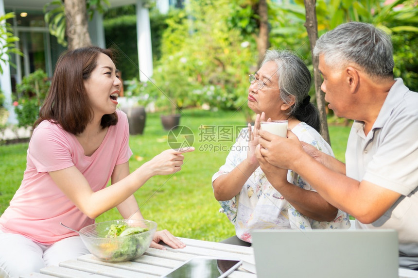 亚洲年长妇女厌食不愉快对饭说老年人与家生活在一起照顾者尽量喂饱食物老年妇女没有胃口保健和老年照顾者概念紊乱重量人们图片