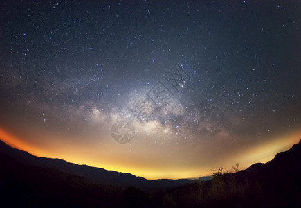 惊人的莫银河式系宇宙中带有恒星和空间灰尘长速度于BaanNaSakMaeMohLampang泰国树图片