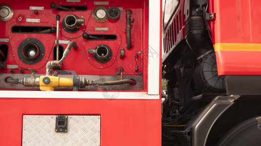 消防队员Gauge红色消防车侧面有高压消防安全泵的高压和阀门杠杆单元工业的图片