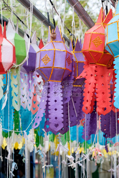 团体纸泰国北部传统风格的多彩手工艺灯笼挂在泰国寺庙附近以换取财富和好运泰国北部新年节庆在泰国北部的新年节轨图片