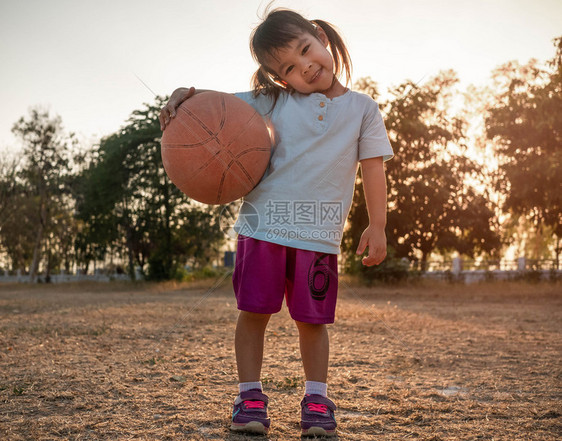 学习幸福一种穿运动服篮球和看夏季公园照相机的亚洲可爱小女孩为幼儿提供健康户外运动体育为幼儿提供健康运动图片