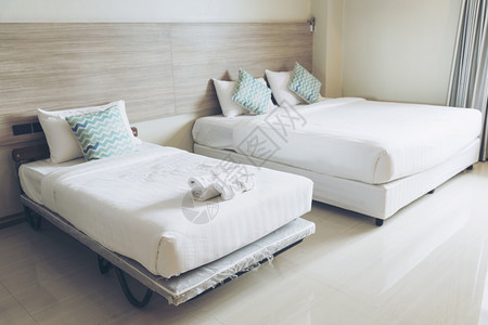 窗帘灯现代的带有白床单和色绿枕头的现代经典古卧室有白色床单和绿枕头舒适住宿式旅馆风格图片