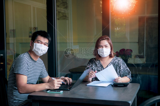 家庭在使用电脑和网络维菲工作而Corona则在Bangkokthailand感染健康快乐的曼谷图片