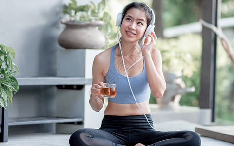 练瑜伽的年轻女人图片