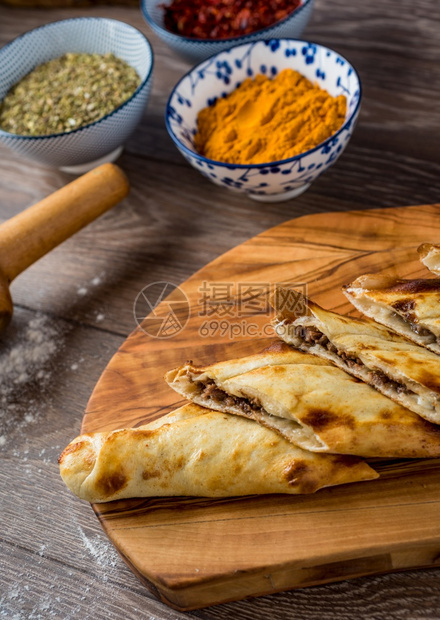 午餐传统土豆烤盘子耳其比萨饼派中东开胃菜土耳其烹饪美食端观和肉料奏鸣曲胡椒图片