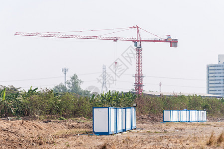 地面清除现代高架式起重机正在电塔附近建造新公寓的筑工地施目前建筑学图片