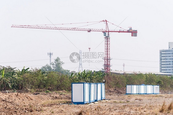 地面清除现代高架式起重机正在电塔附近建造新公寓的筑工地施目前建筑学图片