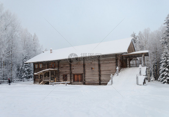 古老的无赖村庄开放航空博物馆MalyeKorely在阿尔汉盖斯克附近寒冬日下雪的天图片