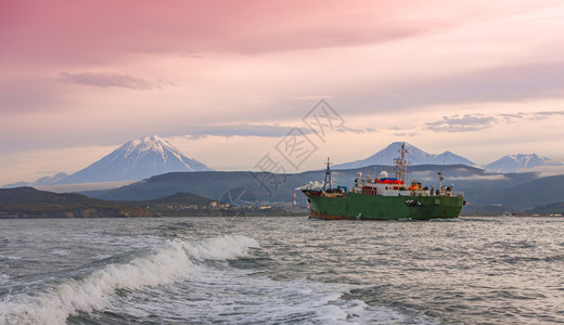 重的海港Kamchatka半岛附近太平洋的拖船号商品图片