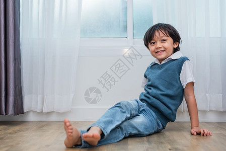 人们快乐的男孩坐在卧室里微笑着欢乐的男孩生活方式和人的概念肖像和幸福的生活概念家庭甜蜜的主题男生模型图片