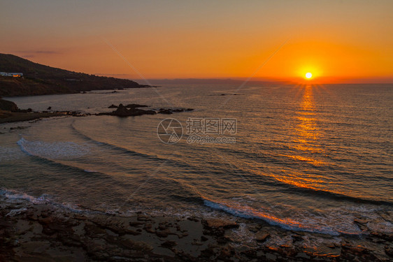 景观地中海塞浦路斯岛帕福地区的Pomos村岩石海滩美丽的日落图片