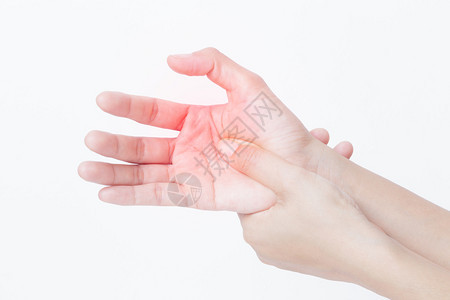 近距离观察一名妇女将她痛苦的手按摩在白色背景上孤立起来的白色手部Asian年轻女孩的手有炎症身体的类风湿擦图片