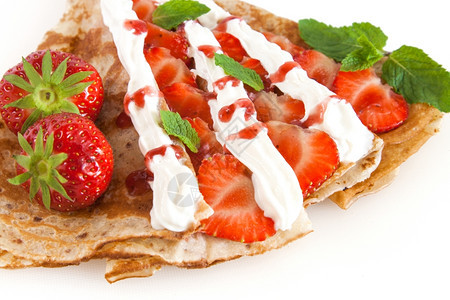 用草莓甜奶油和薄荷糖卷煎饼子粮食甜的图片