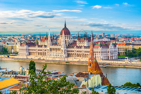 城市的日落时布达佩斯多瑙河上的匈牙利议会日出蓝色的图片
