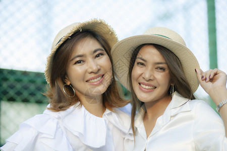 活动女孩夏天紧地面对着牙尖的笑脸面容年轻的女在放假松图片