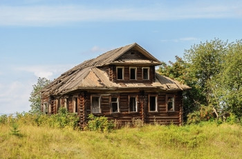 荒凉冷清村庄沃洛格达地区SunnySunny区俄罗斯村被毁坏的旧木屋图片