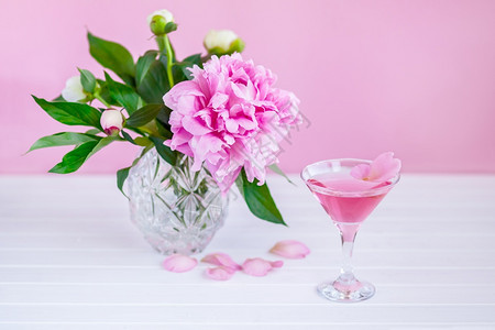 美味粉红牡丹旁边的一杯粉红葡萄酒色背景牡丹旁边的一杯粉红葡萄酒厨房精美的图片