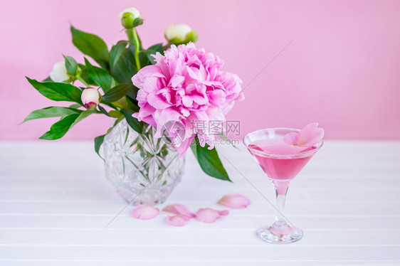 美味粉红牡丹旁边的一杯粉红葡萄酒色背景牡丹旁边的一杯粉红葡萄酒厨房精美的图片