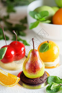 以梨果橘子水和樱桃穆斯蛋糕为形状的穆塞甜点美味黄色夏天图片