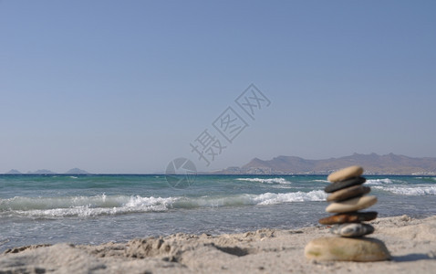 卵石塔平静的美丽科斯海滩和无焦点的石块堆希腊土耳其背景图片