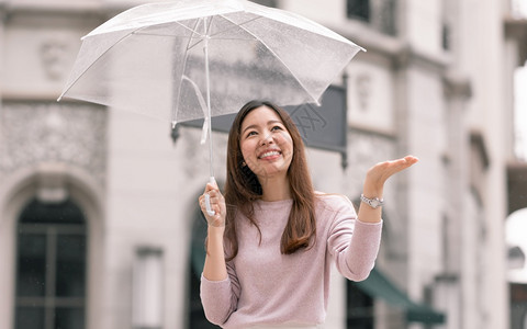 雨天街头撑着伞的女性图片
