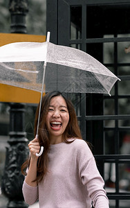 雨天街头撑着伞的女性图片