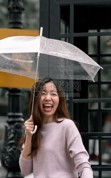 雨天街头撑着伞的女性图片