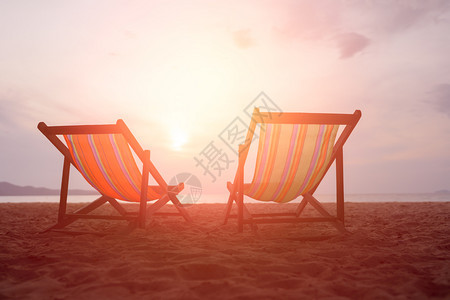 松弛开奥放夏季日落时在泰国SaiKaew海滩的沙背景两张帆椅图片