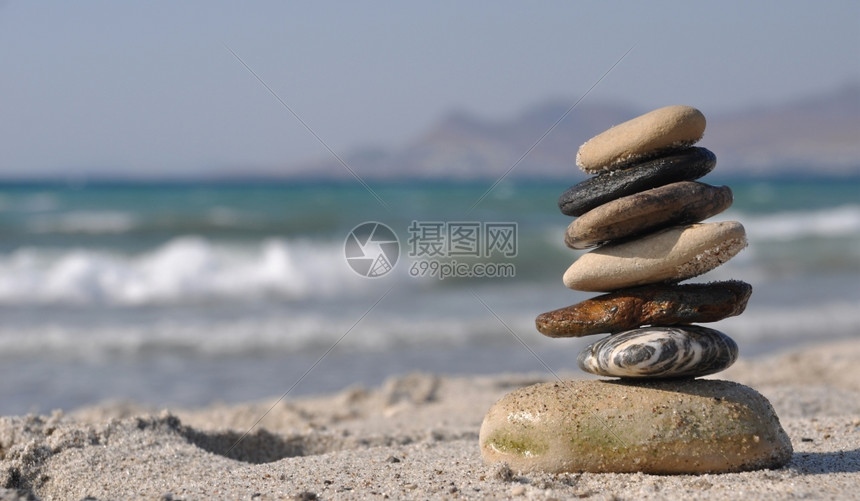 堆在沙滩海中的石子高清图片下载正版图片307938714摄图网