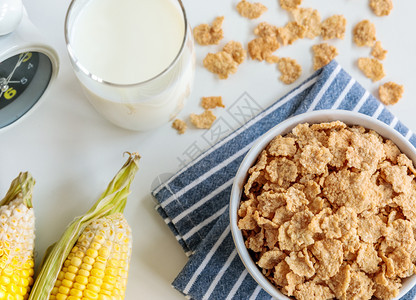 玉米片水壶小麦健康玉米花和牛奶早餐桌食物和饮料图片