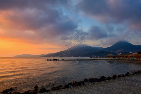 放松日落海边的面日出美丽的浪漫风景与自然户外优美图片