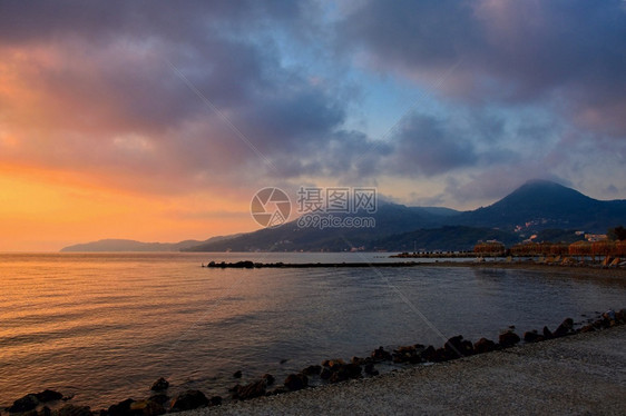 放松日落海边的面日出美丽的浪漫风景与自然户外优美图片