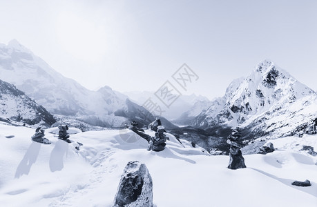 喜马拉雅山清晨乔过道和下雪高峰远足达到最佳图片