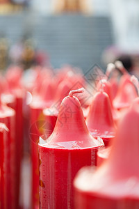 快乐的大红蜡烛排成一用于仪式的测量区域颜色假期图片