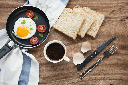 甜的白色黑咖啡和煎蛋卷在桌上的新鲜早餐木制上方用复空间拍摄早午餐图片
