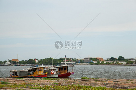 宽的游艇码头船停在河里三艘船停在河里有很多漂浮的木头图片