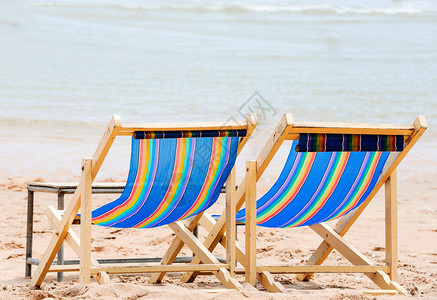 海滨请享用假期夏天在孤单的海滩上做木床图片