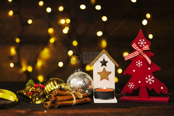雪童话灯旁的圣诞节装饰冬天玩具图片