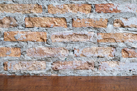 旧砖墙背地木板屋部面图片