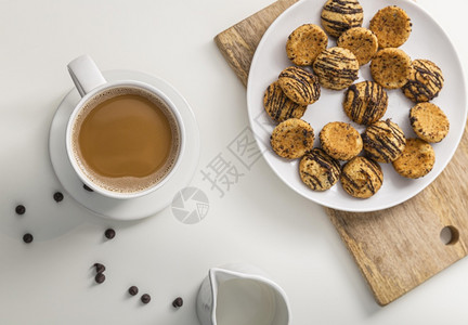 带有盘面饼干的顶端咖啡杯视图天豆子甜点图片