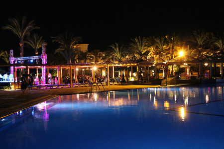 夜晚的酒店泳池图片