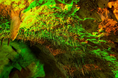古老的石灰岩洞穴内有魔法在泰国拉恰布里河川本洞穴灯光下闪耀着奇妙的绿色沙拉岩层发光地下圣所旅行图片