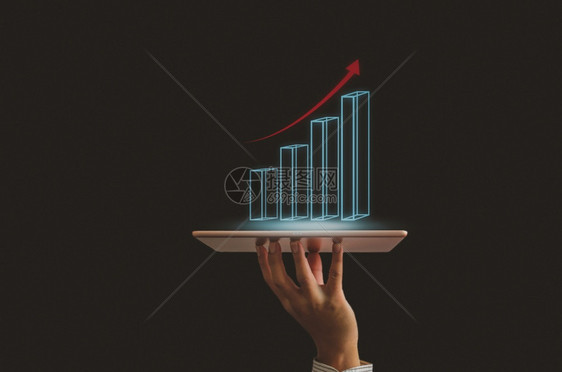 接触现代的财富商人手持平板电脑图形数字金融投资和虚拟屏幕上的箭头红色业务技术概念商人手持平板电脑图形数字金融投资和虚拟屏幕上的箭图片