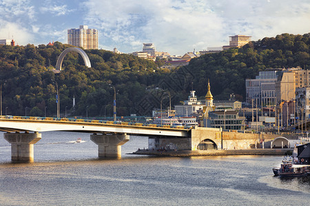 乌克兰基辅大桥的黄昏风景图片