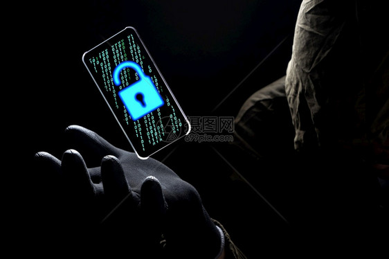贼在黑客上方的智能手机屏幕上漂浮在黑手套客和互联网络犯罪概念上的黑衣底背景客和网络犯罪概念上带有绿色二进制代码的近光无线图标程序图片