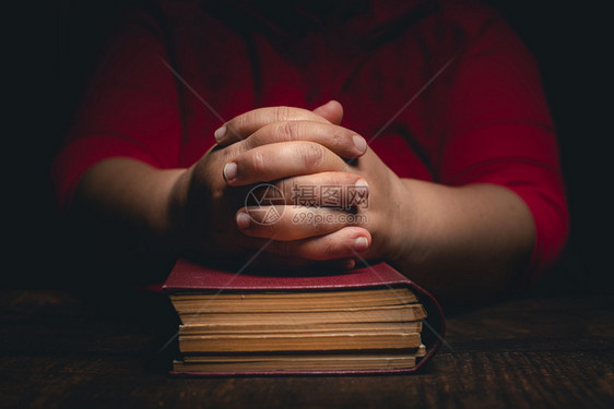 祷告女人与紧握手在圣经上神的住在家里祈祷保护老式冠状covid19pandemi概念妇女祈祷上帝细节基督图片