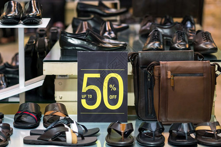 在购物部商店的男子鞋架上设置广告展示架供购物商业时装和广告概念之用销售50次后出模拟广告展示架市场现代的随意图片